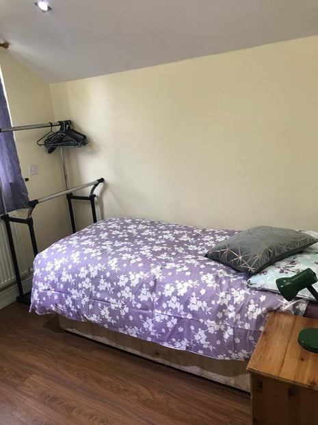 Room in a Shared House, Ross St