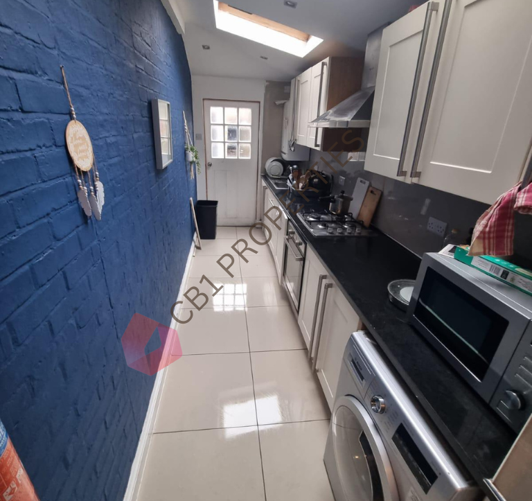 Double Room - Ensuite Room available near Train station
