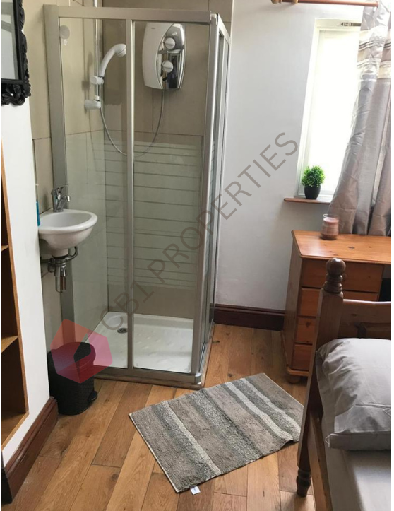 Double Room - Ensuite Room available near Train station
