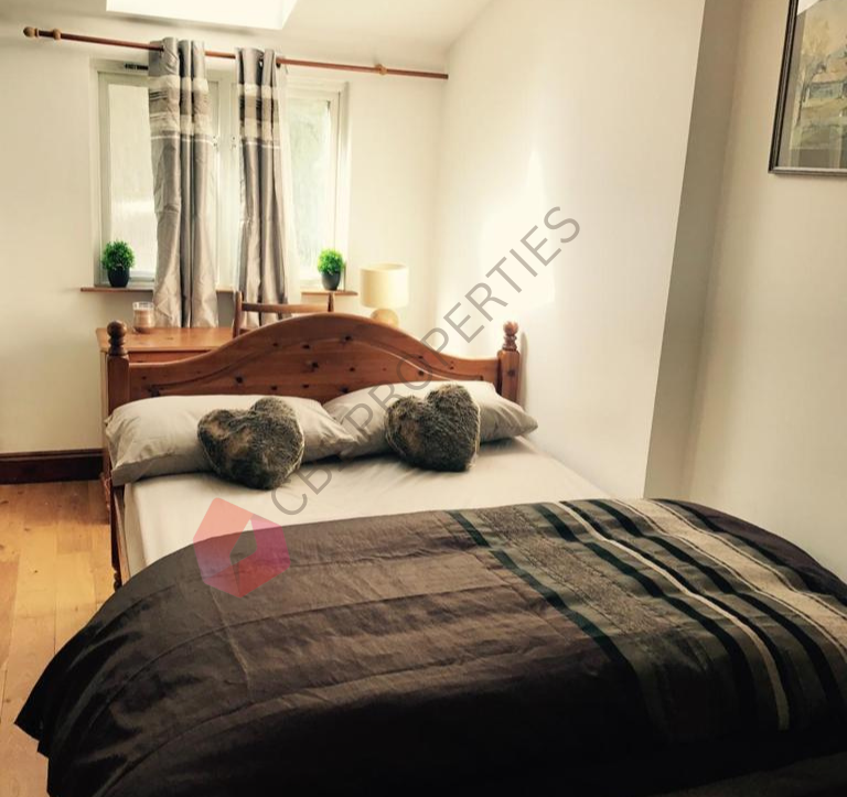 Double Room - Ensuite Room available near Train station