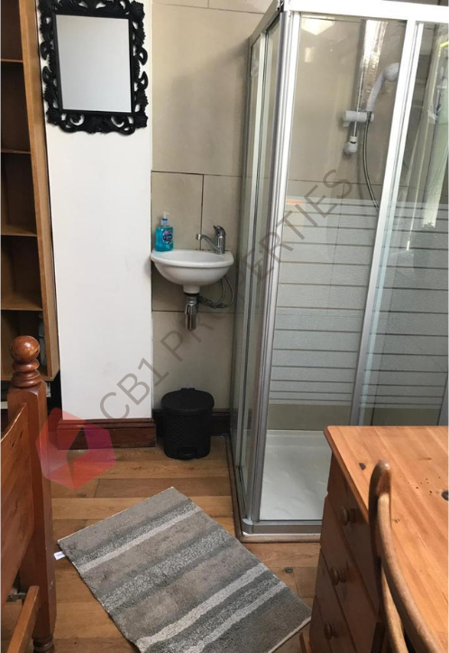 Double Room - Ensuite Room available near Train station