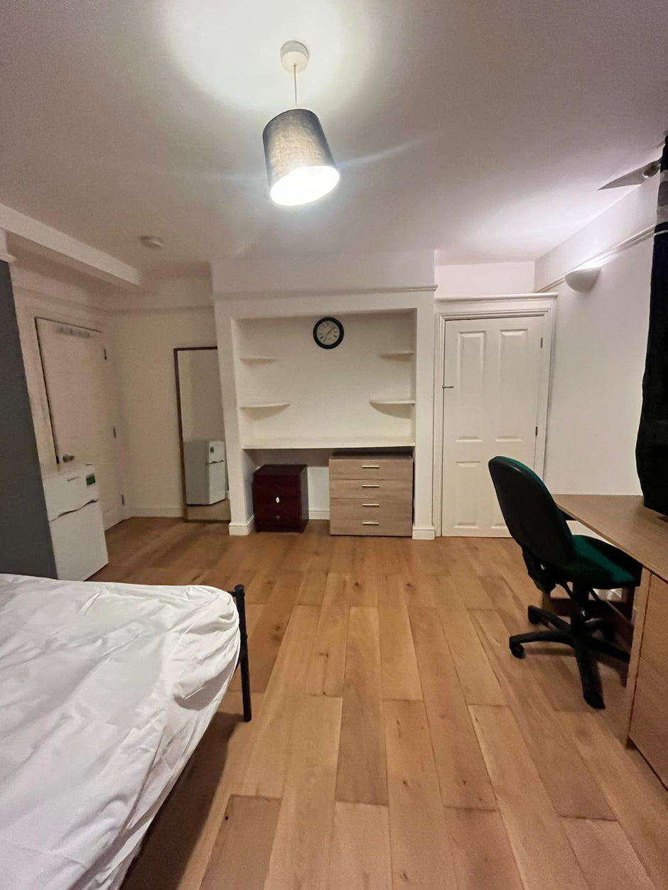 Rooms in a Shared House, York St