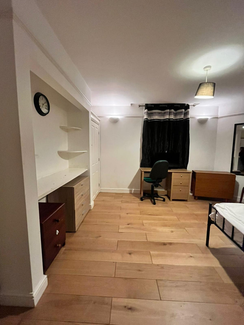 Rooms in a Shared House, York St